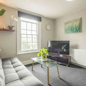  Apartment 3 Bedroom Flat With Private Parking