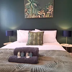  Apartment 2 Bedroom, 2 Bathroom With Free Parking In A Great Location